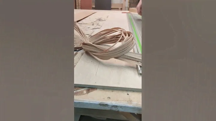 Рабочий процесс создания стола: клеим рубашку из шпона